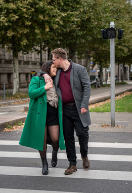 Verliebtes Paar läuft auf einem Zebrastreifen beim Pre-Wedding Shooting