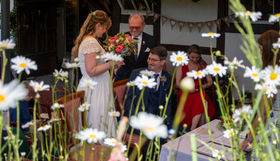 Braut und Bräutigam bei der Trauung
Romantische Hochzeitszeremonie
Glückliche Braut und Bräutigam
Festliche Hochzeitsfotografie
Liebevoller Moment zwischen Braut und Bräutigam
Emotionale Hochzeitsaufnahme
Hochzeitspaar im Einklang
Ewige Liebe auf der Hochzeit
Professionelle Hochzeitsfotografie
