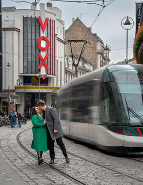 Paar beim Kennenlernshooting mit Straßenbahn im Hintergrund