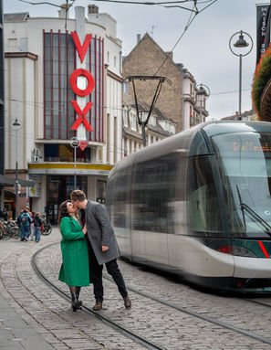 Paar beim Kennenlernshooting mit Straßenbahn im Hintergrund