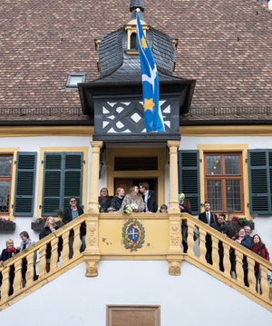 Großes Gruppenfoto vor dem Rathaus-Treppenaufgang — Spalier mit Luftballons