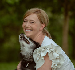 Porträt von blonder frau und ihrem hund, liebevolles Me nsch_Hund_team.