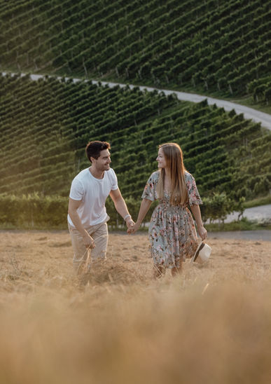 modernes, zeitloses, Save the Date Shooting eines Paares im sommerlichen Schwarzwald in Sasbachwalden, umgeben von blühender Natur, weinbergen und idyllischer Landschaft