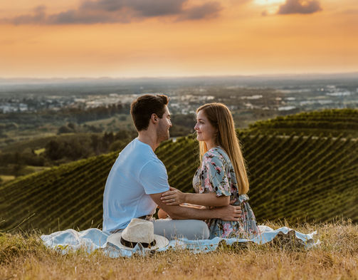 modernes, zeitloses, Save the Date Shooting eines Paares im sommerlichen Schwarzwald in Sasbachwalden, umgeben von blühender Natur, weinbergen und idyllischer Landschaft sundowner 