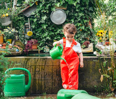 familienshooting portrait von kleinkind mädchen im garten spielend 