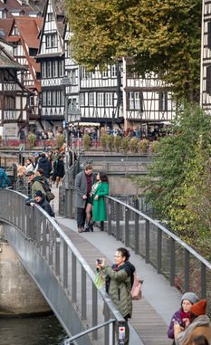 Kennenlernshooting eines Paares auf einer Brücke in urbaner Umgebung
