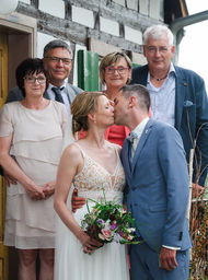 Moderne und romantische Hochzeitsfotografie im Schwarzwald, Baden-Württemberg: Natürliche Brautpaar-Shootings, Traumhochzeiten, Vintage- und Outdoorweddings – standesamtlich, kirchlich oder frei