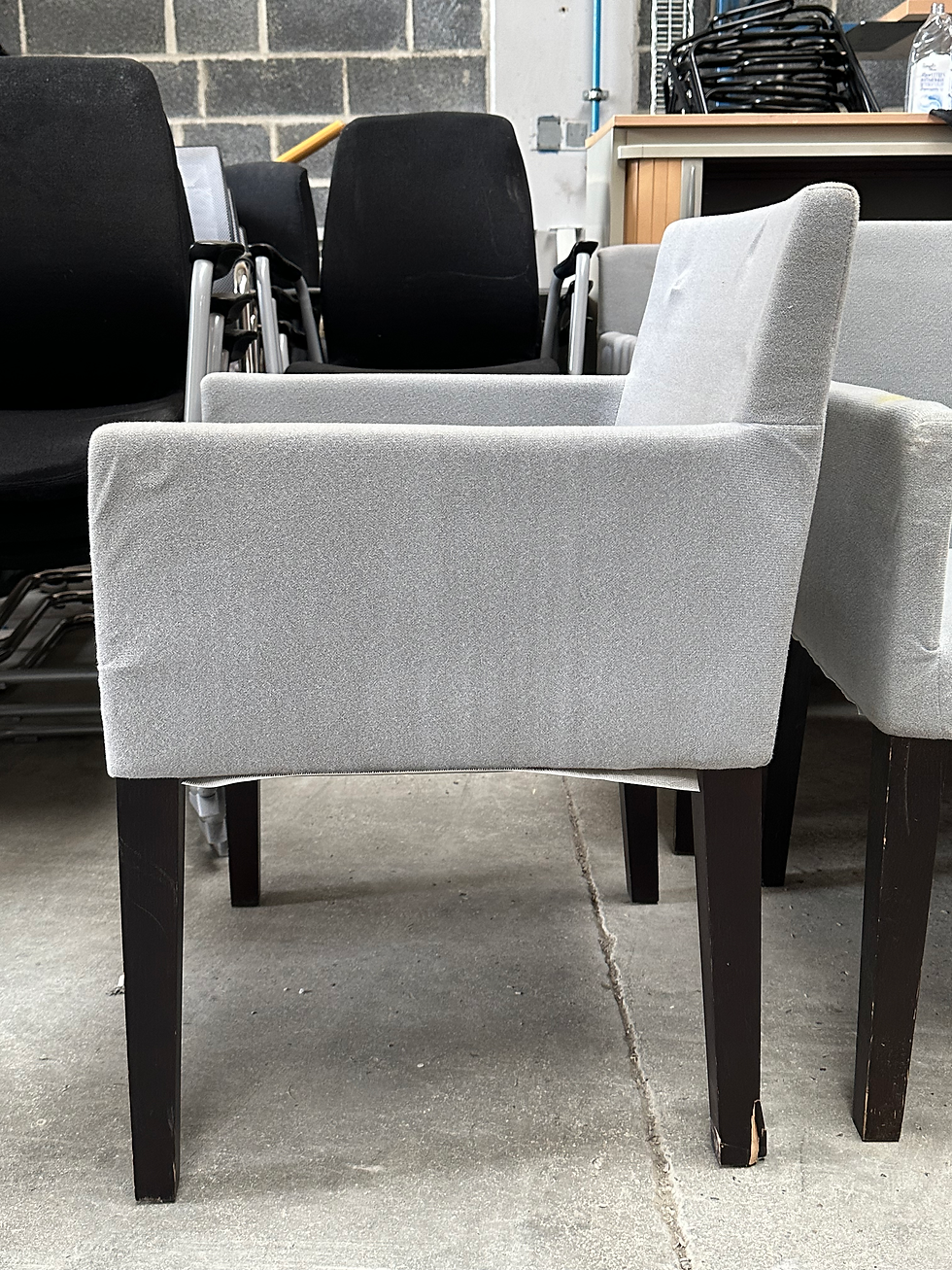 Miniature : Lot de 4 Fauteuils en tissu gris avec accoudoirs et pieds bois (Qté : 1) FAU118