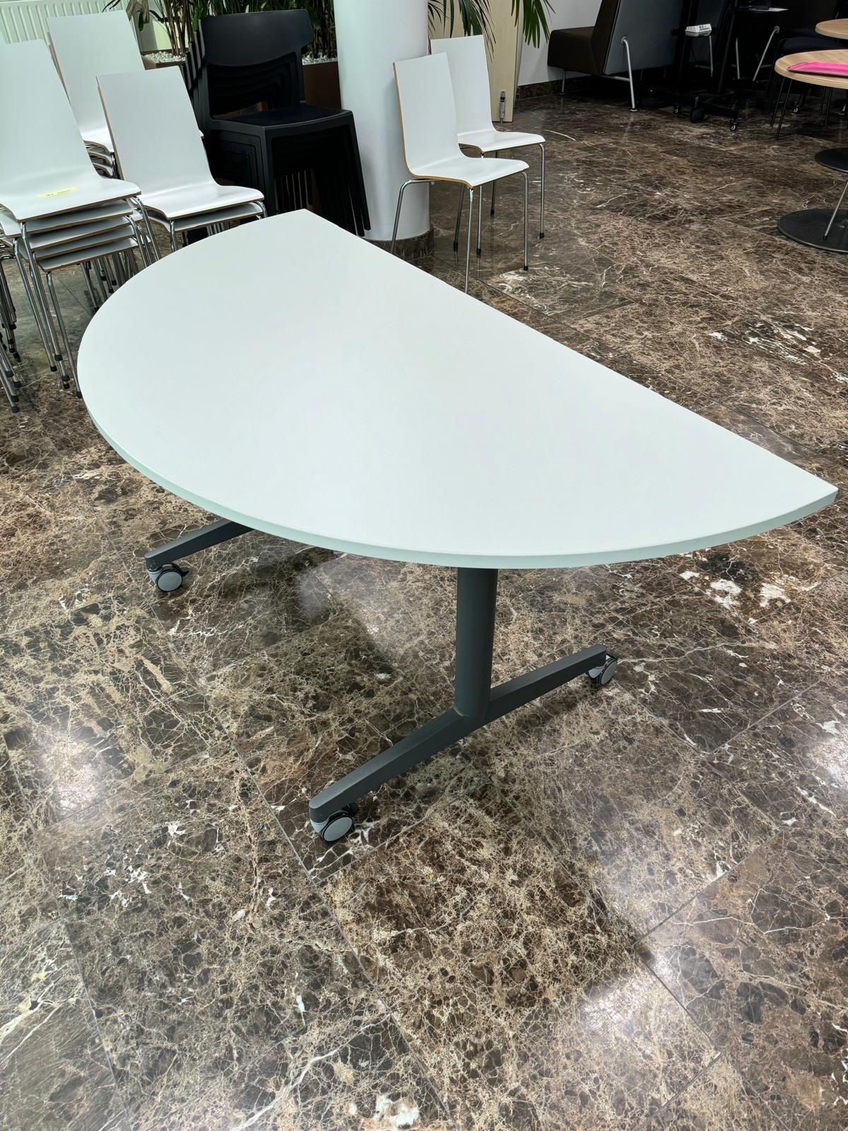 Table demi lune pliable Steelcase (Qté : 7) TAB183