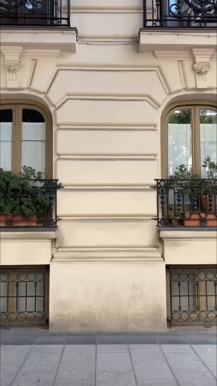 Gif de mujer joven pasando con una funda EKOMODO que va cambiando de color