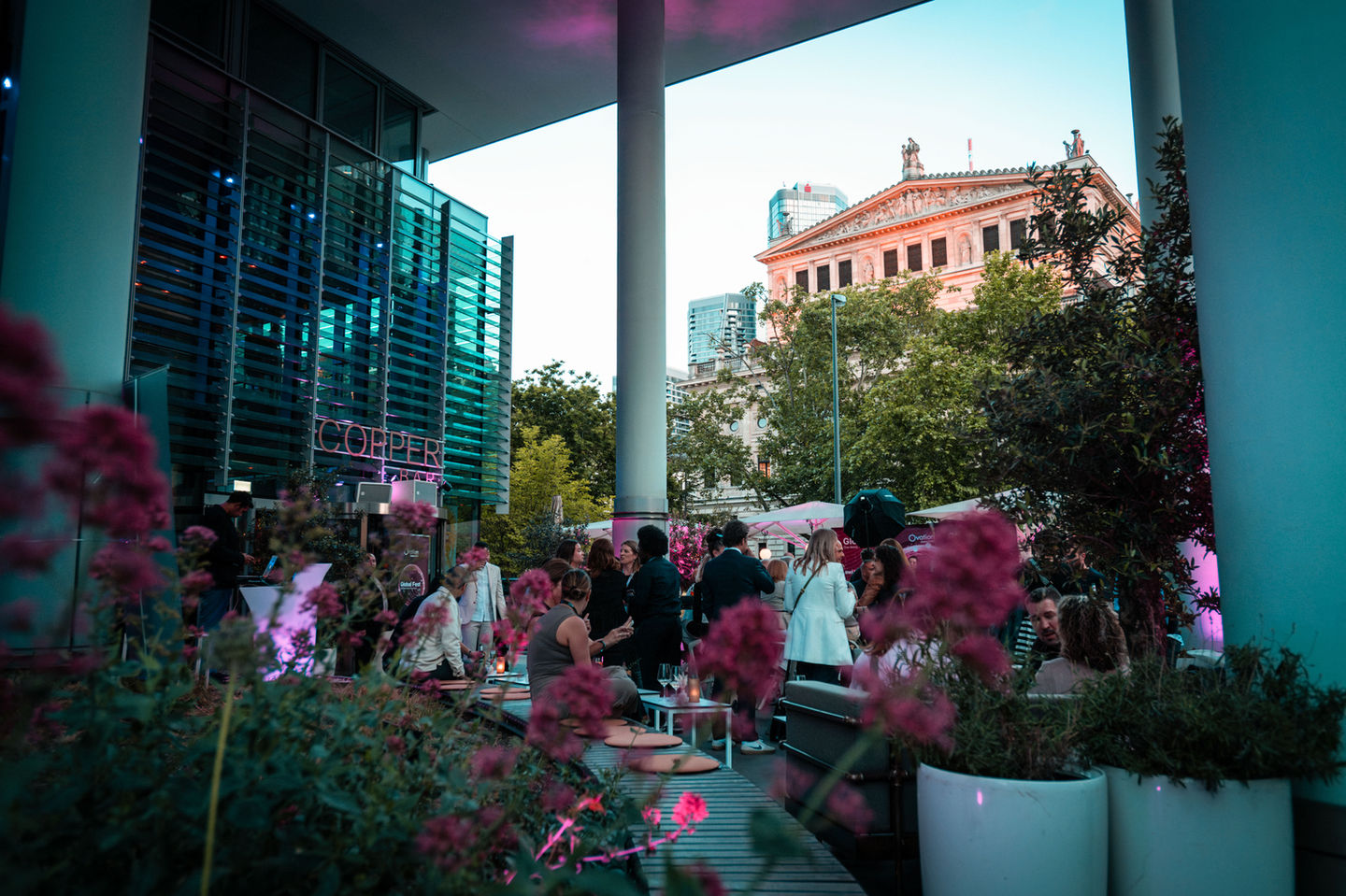 Festliche Gala und Firmenfeier mit Gästen bei einem professionell organisierten Event in modernem Veranstaltungsraum