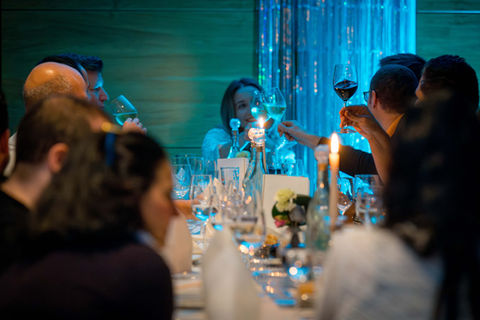 Festliche Gala und Firmenfeier mit Gästen bei einem professionell organisierten Event in modernem Veranstaltungsraum