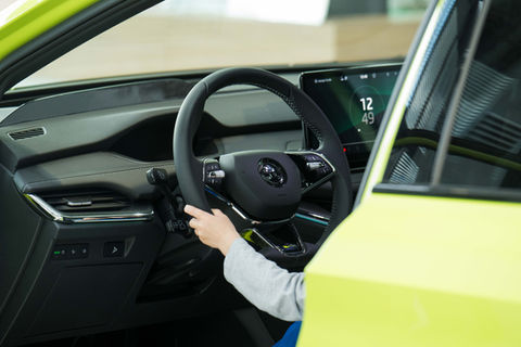 Festliche Gala und Firmenfeier mit Gästen bei einem professionell organisierten Event in modernem Veranstaltungsraum