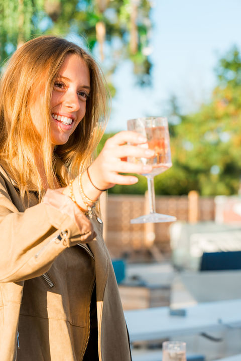 Lebendige Aktionsaufnahme mit Fokus auf Handlung, Energie und Atmosphäre