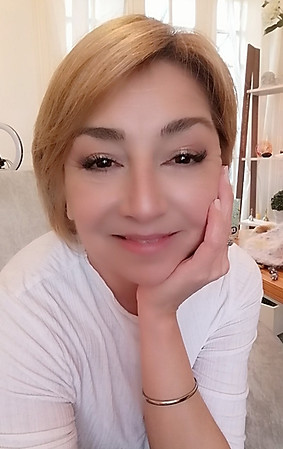 cristina sonriendo con manos en la cara