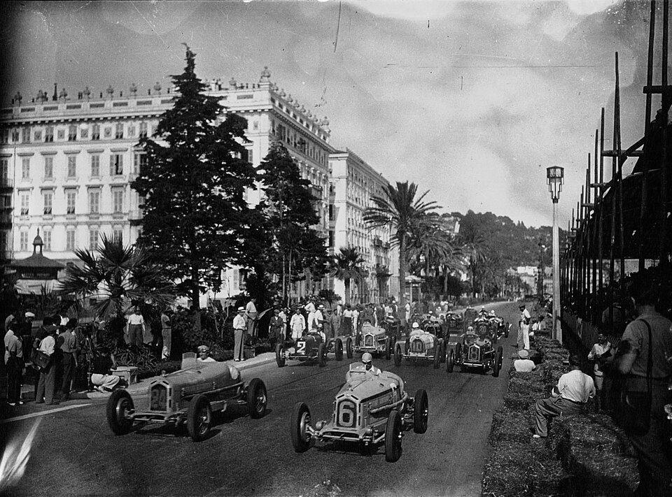 بداية سباق الجائزة الكبرى في نيس عام 1933: مول في الصف الثاني، مع ألفا روميو 8C 2300 رقم 8