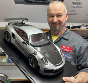 Porsche 911 991.2 GT3RS scale 1:8 Minichamps