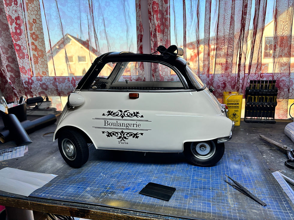 BMW Isetta 250 Black/Creme scale 1:4 Finemodelcars