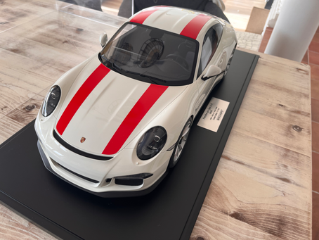 Porsche 911 R (991.2) Minichamps scale 1:8