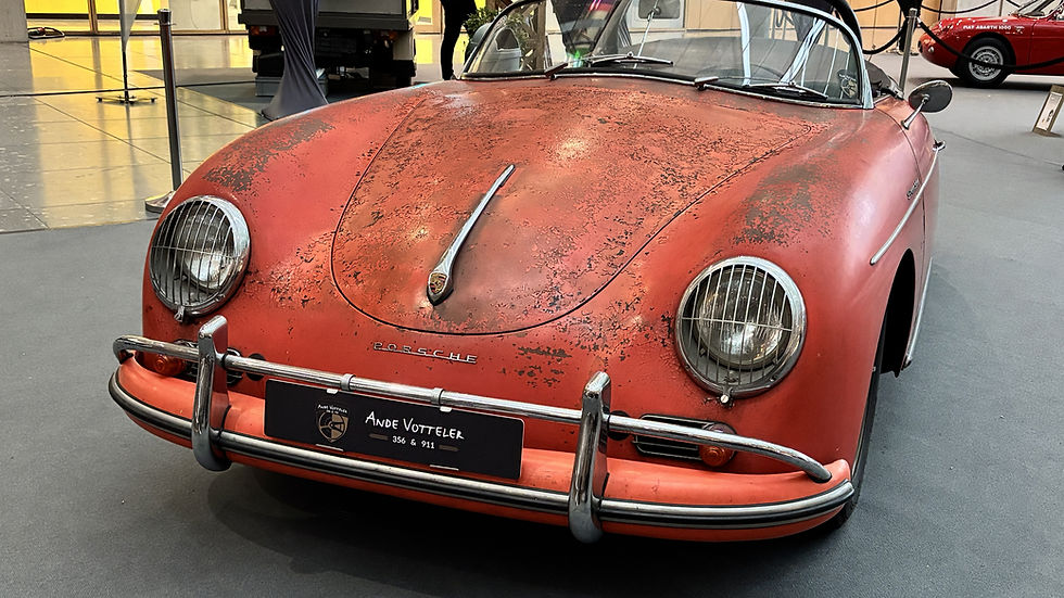Rostroter Porsche 356 Cabrio in Ausstellung, vorne mit Schild Ande Votteler 356 & 911.