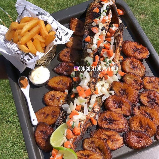 Poisson royal braisé, alloco et frites.