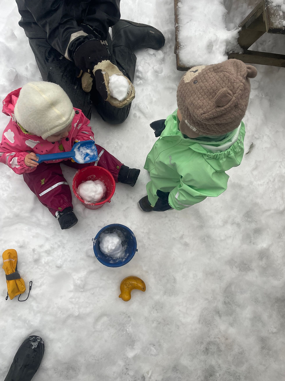 Vi bruker mange av sansene våre til å bli kjent med snøen. Her bruker vi hendene og smakssansen til å utforske