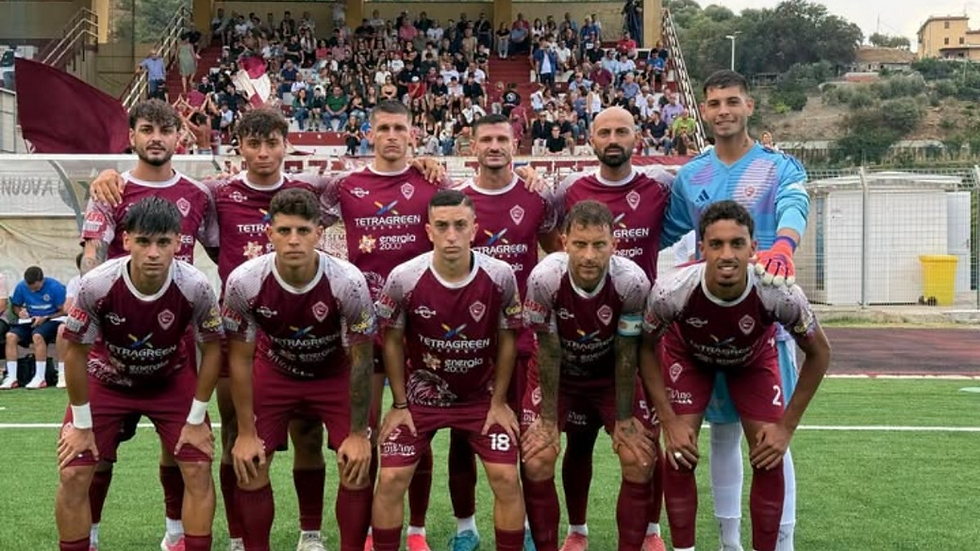 Girone B di Eccellenza Sicilia. Il Giudice Sportivo ha accolto ufficialmente il ricorso presentato dall'A.S.D. Athletic Gioiosa in merito alla sfida della 1ª giornata di campionato contro la Messana Riviera, terminata 0-0 sul campo.
Con la decisione ufficiale pubblicata nel comunicato, la Messana subisce la sconfitta a tavolino per 0-3, stravolgendo le posizioni di vertice del girone.