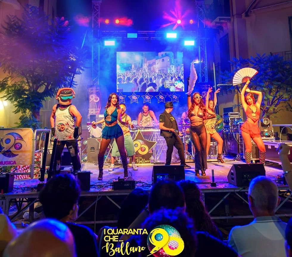 La notte di Ferragosto sul litorale tirrenico della Sicilia si trasforma in un grandioso evento di piazza a ingresso totalmente GRATUITO! Sabato 15 agosto 2026, il Lungomare di Brolo diventerà la cornice di un doppio appuntamento imperdibile per chi vuole ballare, cantare e divertirsi sotto le stelle: lo show dance anni '90 e 2000 "I Quaranta che ballano 90" seguito dallo scenografico spettacolo di Fuochi d'Artificio pirotecnici sul mare alla mezzanotte.
