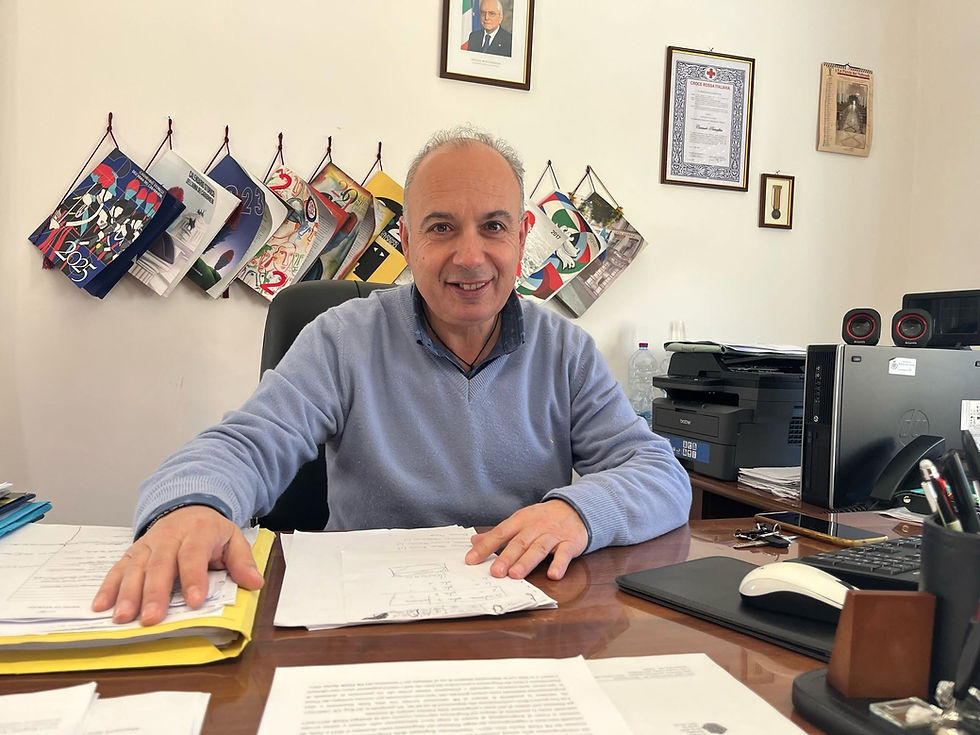 Dalle lacrime affidate ai social ai fitti impegni interrotti all'improvviso: la reazione dell'ex sindaco Carmelo Pietrafitta dopo lo scioglimento del Comune di Mazzarrà Sant'Andrea scuote la comunità. I cittadini si stringono attorno al primo cittadino tra affetto e sconcerto, si annuncia il ricorso al TAR e si riaprono gli interrogativi sugli sfondi politici e istituzionali. Tra fondi PNRR a rischio, dimissioni preventive e motivazioni ancora da chiarire, ecco la ricostruzione completa.