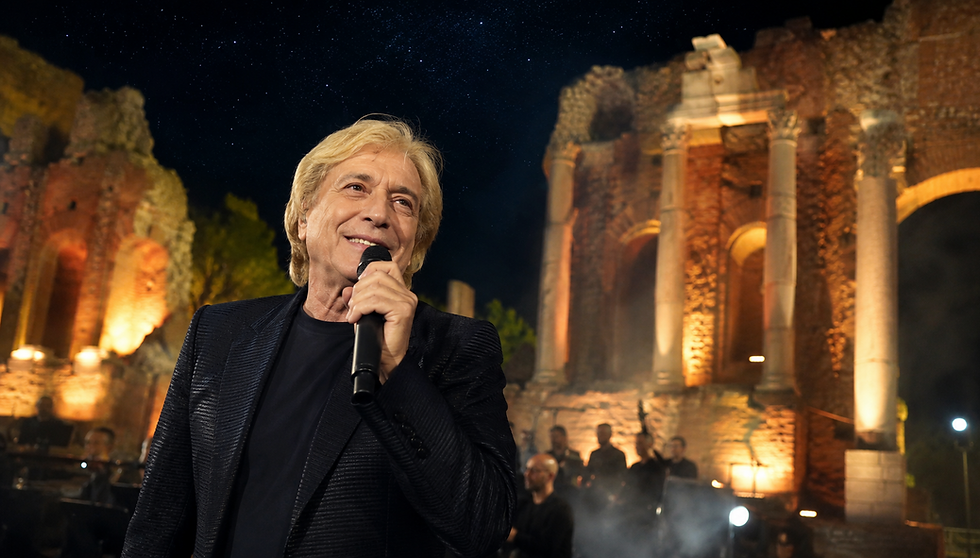 Nino D'Angelo in concerto al Teatro Antico di Taormina il 12 agosto 2026 per lo spettacolo "Il Poeta che non sa parlare". Guida ai biglietti ufficiali (Cavea Numerata €60,03 e Cavea Non Numerata €48,99), la scaletta del tour con i successi storici da "Nu jeans e 'na maglietta" a "Senza giacca e cravatta", ordinanza viabilità della Polizia Locale, chiusure Via Teatro Greco e ZTL, mappa dei parcheggi (Lumbi, Porta Catania, Piano Porto) e navette bus sulla guida logistica firmata TV Nazionale.