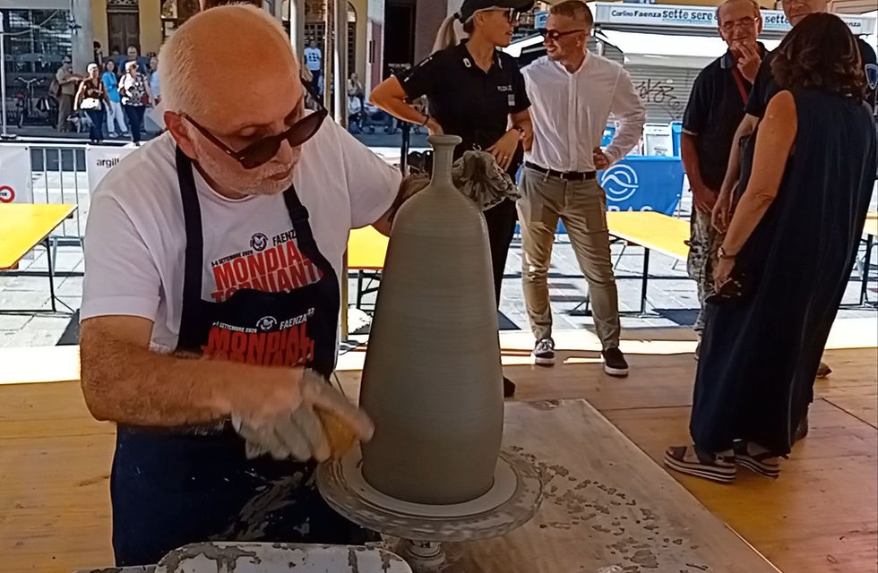 Il Maestro Giuseppe Prinzi conquista l'8° posto mondiale al Mondial Tornianti di Faenza. Dalla Sicilia alla Romagna in Panda per portare Santo Stefano di Camastra in cima alla ceramica internazionale.