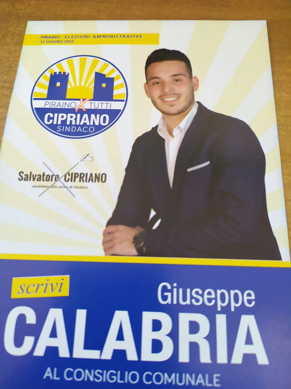 Giuseppe Calabria, eletto nel 2022 nella lista di Salvatore Cipriano e indipendente dal 2025, aderisce al movimento di Cateno De Luca.