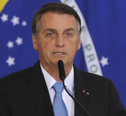 Bolsonaro tem alta de hospital e volta para prisão domiciliar