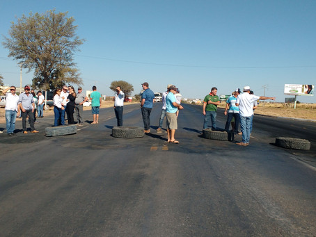 Caminhoneiros e Agricultores fecham BR 242 em Luís Eduardo Magalhães