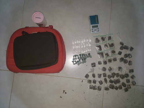 Barreiras: Quatro pessoa são conduzidas para a delegacia de polícia pela Rondesp Oeste com drogas no Arboreto I