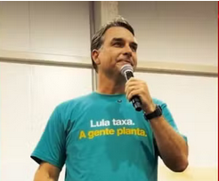 Flávio Bolsonaro faz campanha em reduto do pai na Bahia e critica governo Lula