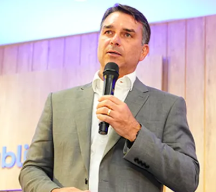 Após visita a Jair, Flávio Bolsonaro diz que pai ficou feliz com 1º turno e está otimista com futuro