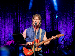 RONN MOSS canta in italiano e accende il pubblico di Desio con una performance indimenticabile