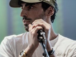 Raspa racconta delle donne sulla strada e delle speranze andate in fumo al loro arrivo in Italia.