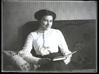 Valeria Missici reading