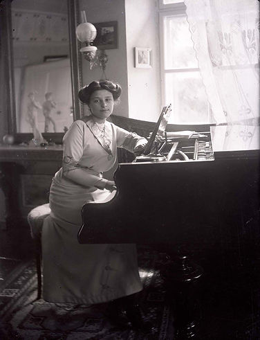 Valeria Missici playing the piano