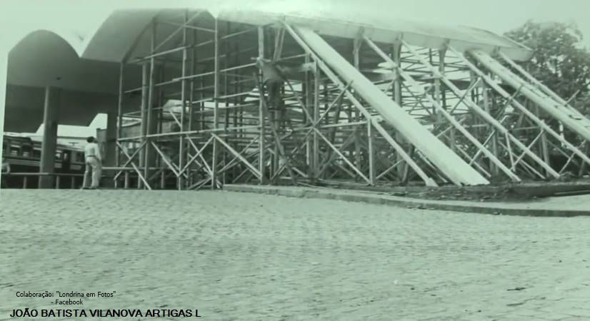157_-_ANTIGA_RODOVIÁRIA_EM_REFORMA_PROVAVELMENTE_NA_DÉCADA_DE_60__-_PARECE_QUE_ESTÃO_RETIRANDO_AS_ES