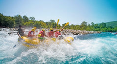 Groupe d’aventuriers en rafting affrontant les rapides du Jura