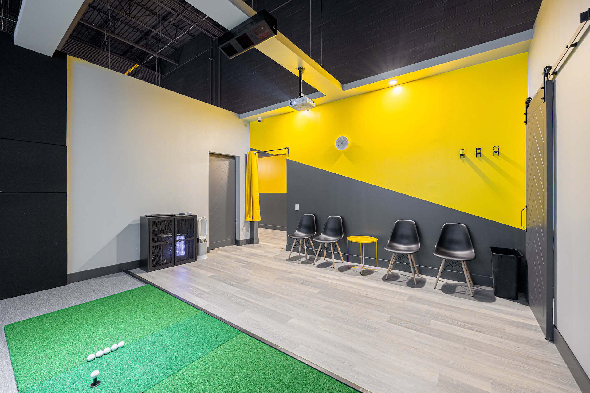 EZ Golf Aurora - Interior