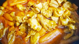 תבשיל פרגיות וגזר גמדי בתיבול צֵ'ווּ חריף.