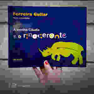 A menina Cláudia e o rinoceronte