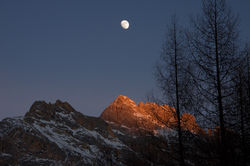 PALE MOON OVER THE RED PIKE