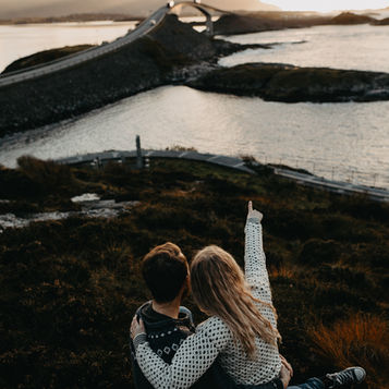 par som peker mot magisk solnedgang