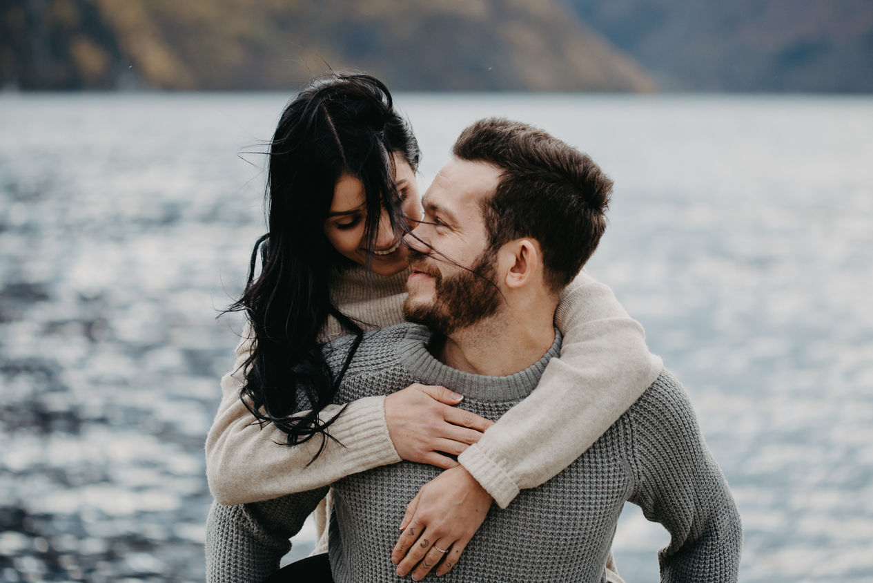 Kvinne som sitter på ryggen til kjæresten sin