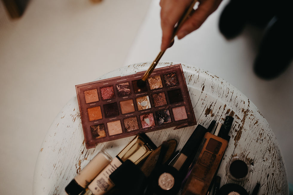 Øyenskyggepalett og annen sminke i studio